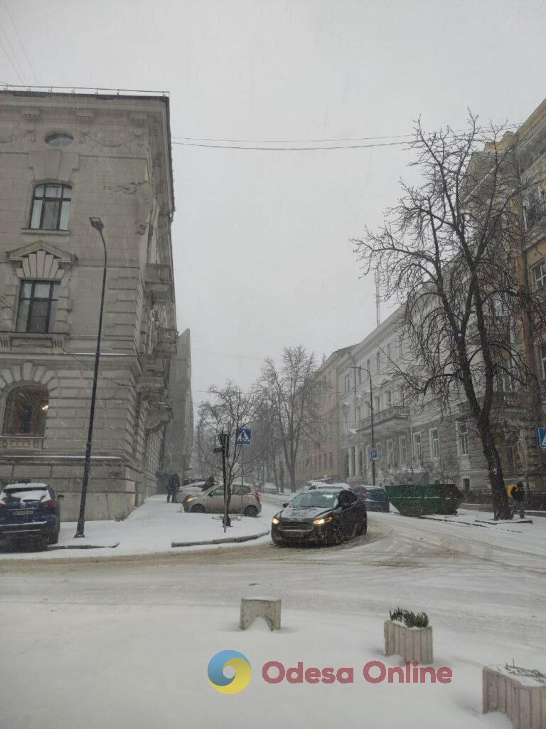 Одеса: снігопад змінив місто та його ритм (фоторепортаж)