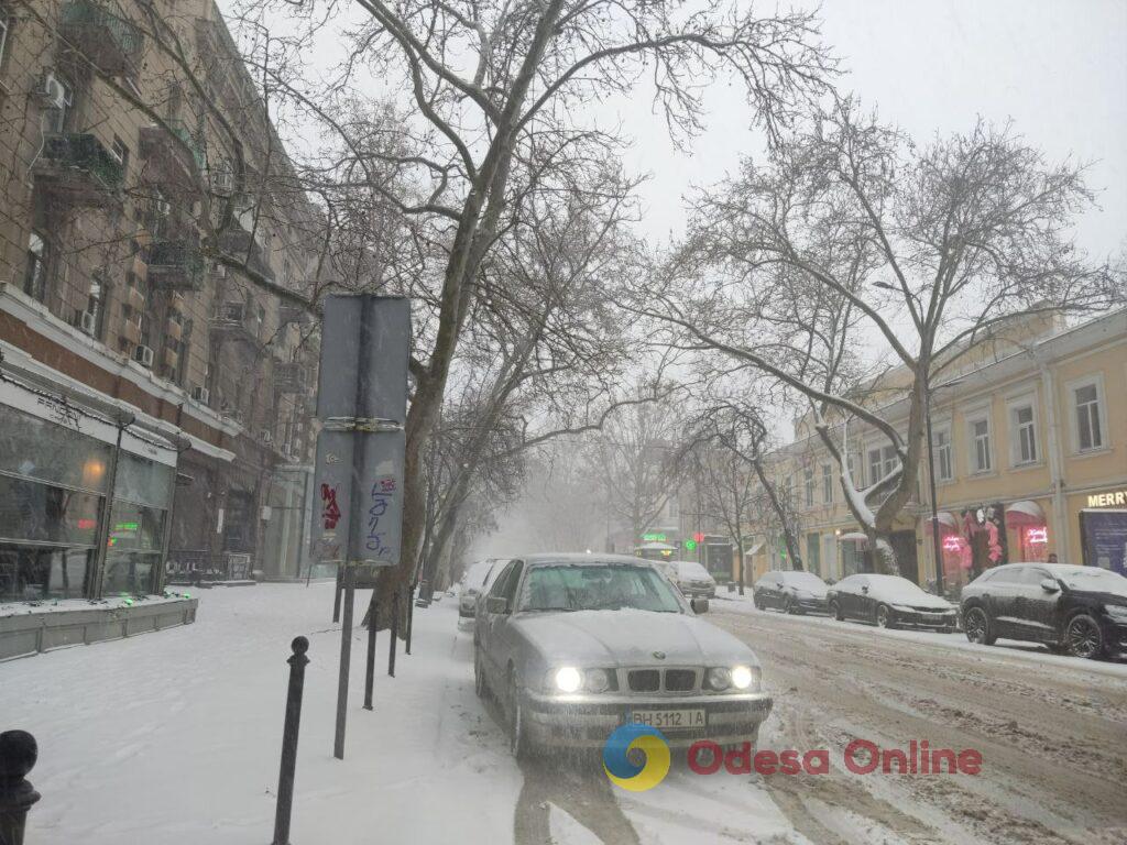 Одеса: снігопад змінив місто та його ритм (фоторепортаж)