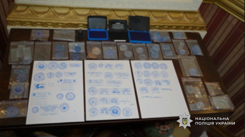 Виготовляв фіктивні документи для виїзду за кордон: одеситу загрожує дев’ять років за гратами Виготовляв фіктивні документи для виїзду за кордон: одеситу загрожує дев’ять років за гратами