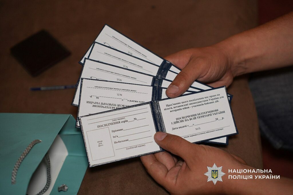 Виготовляв фіктивні документи для виїзду за кордон: одеситу загрожує дев’ять років за гратами Виготовляв фіктивні документи для виїзду за кордон: одеситу загрожує дев’ять років за гратами