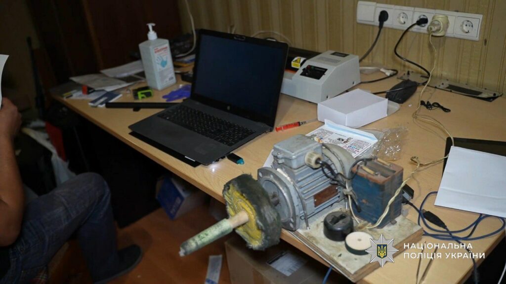 Виготовляв фіктивні документи для виїзду за кордон: одеситу загрожує дев’ять років за гратами Виготовляв фіктивні документи для виїзду за кордон: одеситу загрожує дев’ять років за гратами