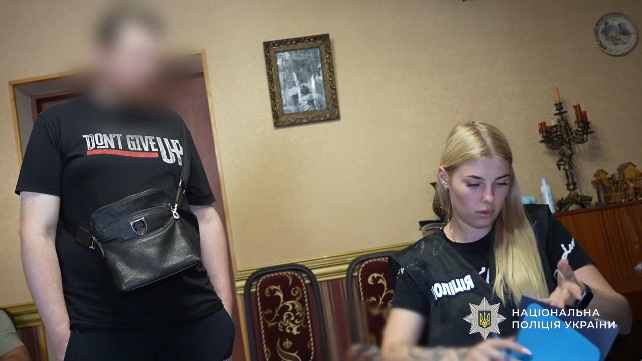 Виготовляв фіктивні документи для виїзду за кордон: одеситу загрожує дев’ять років за гратами Виготовляв фіктивні документи для виїзду за кордон: одеситу загрожує дев’ять років за гратами