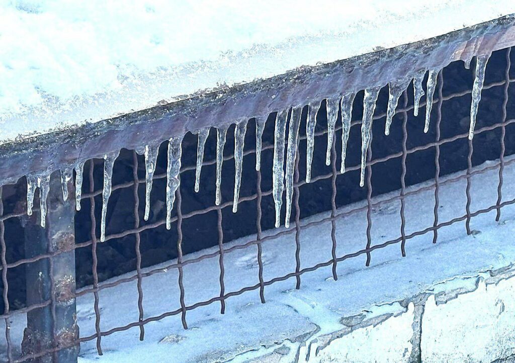 Одеситів попереджають про небезпеку падіння бурульок Одеситів попереджають про небезпеку падіння бурульок