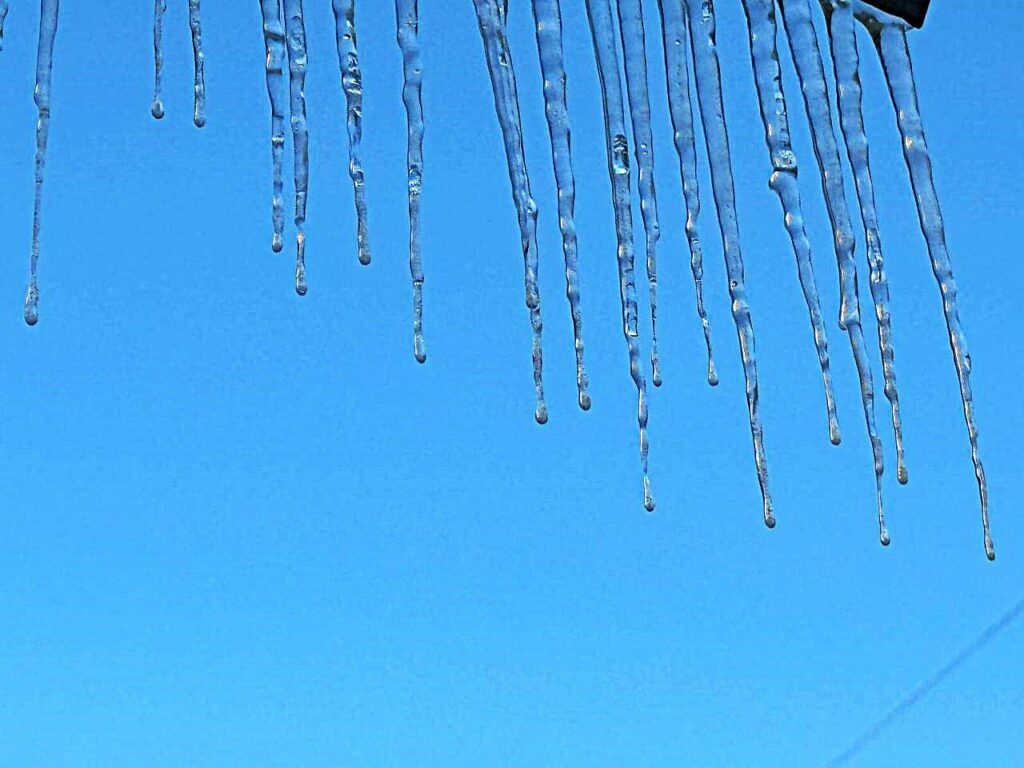 Одеситів попереджають про небезпеку падіння бурульок Одеситів попереджають про небезпеку падіння бурульок
