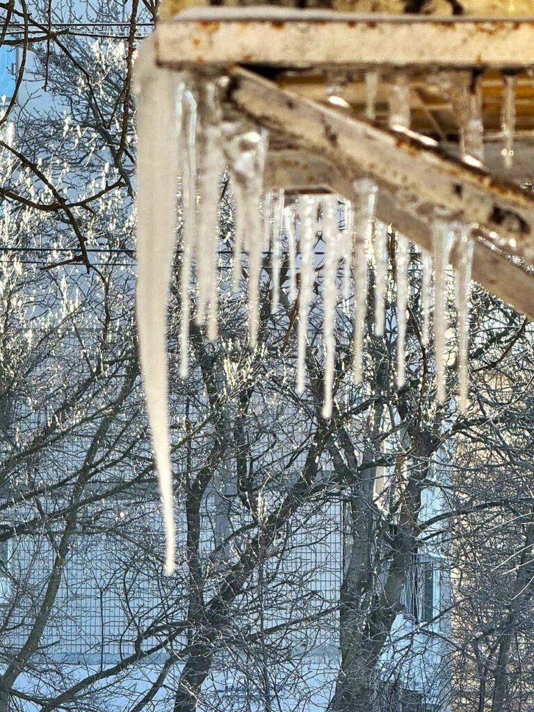 Одеситів попереджають про небезпеку падіння бурульок Одеситів попереджають про небезпеку падіння бурульок