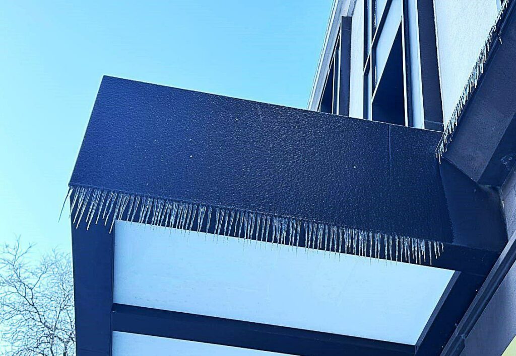 Одеситів попереджають про небезпеку падіння бурульок Одеситів попереджають про небезпеку падіння бурульок