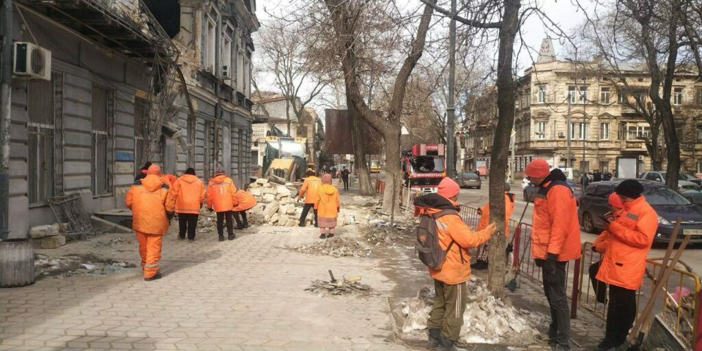 В Одесі ліквідовують наслідки нічної атаки 21 лютого (фото, відео)