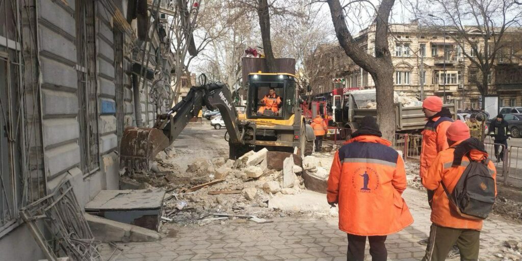 В Одесі ліквідовують наслідки нічної атаки 21 лютого (фото, відео)