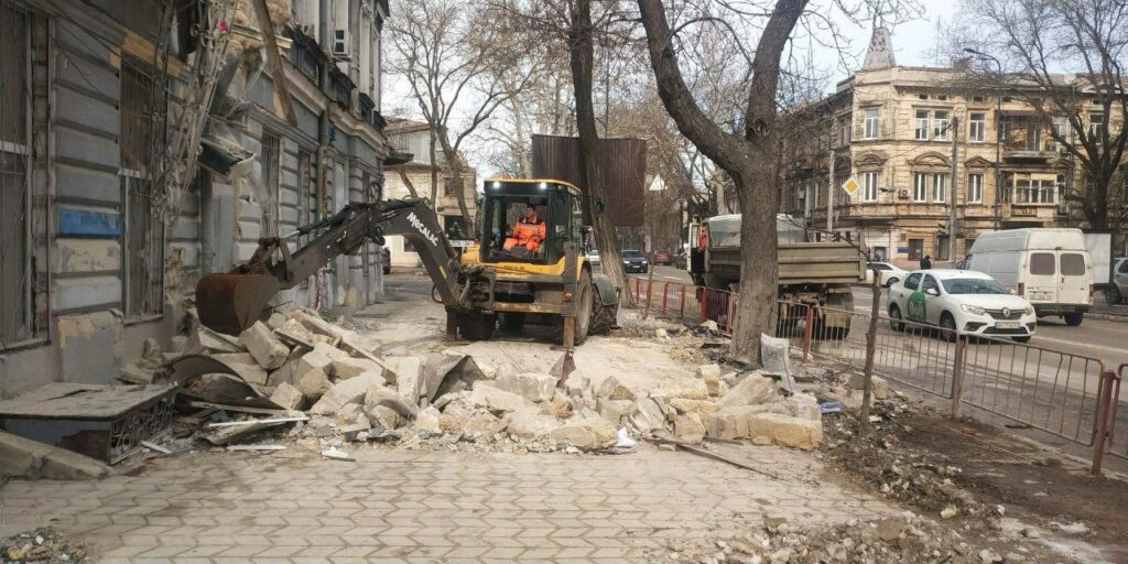 В Одесі ліквідовують наслідки нічної атаки 21 лютого (фото, відео)