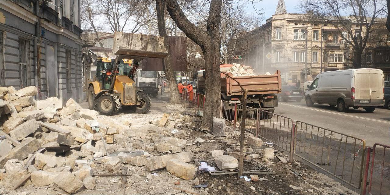 В Одесі ліквідовують наслідки нічної атаки 21 лютого (фото, відео)