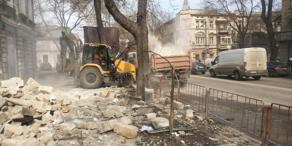 В Одесі ліквідовують наслідки нічної атаки 21 лютого (фото, відео)