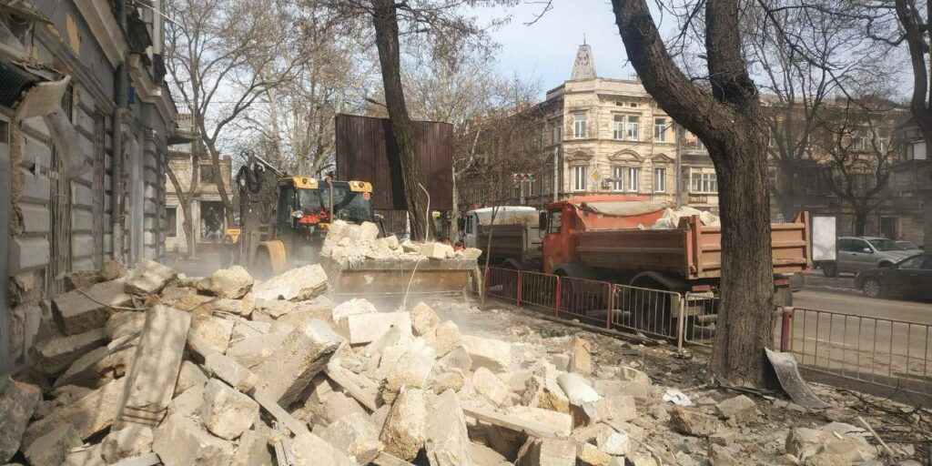 В Одесі ліквідовують наслідки нічної атаки 21 лютого (фото, відео)