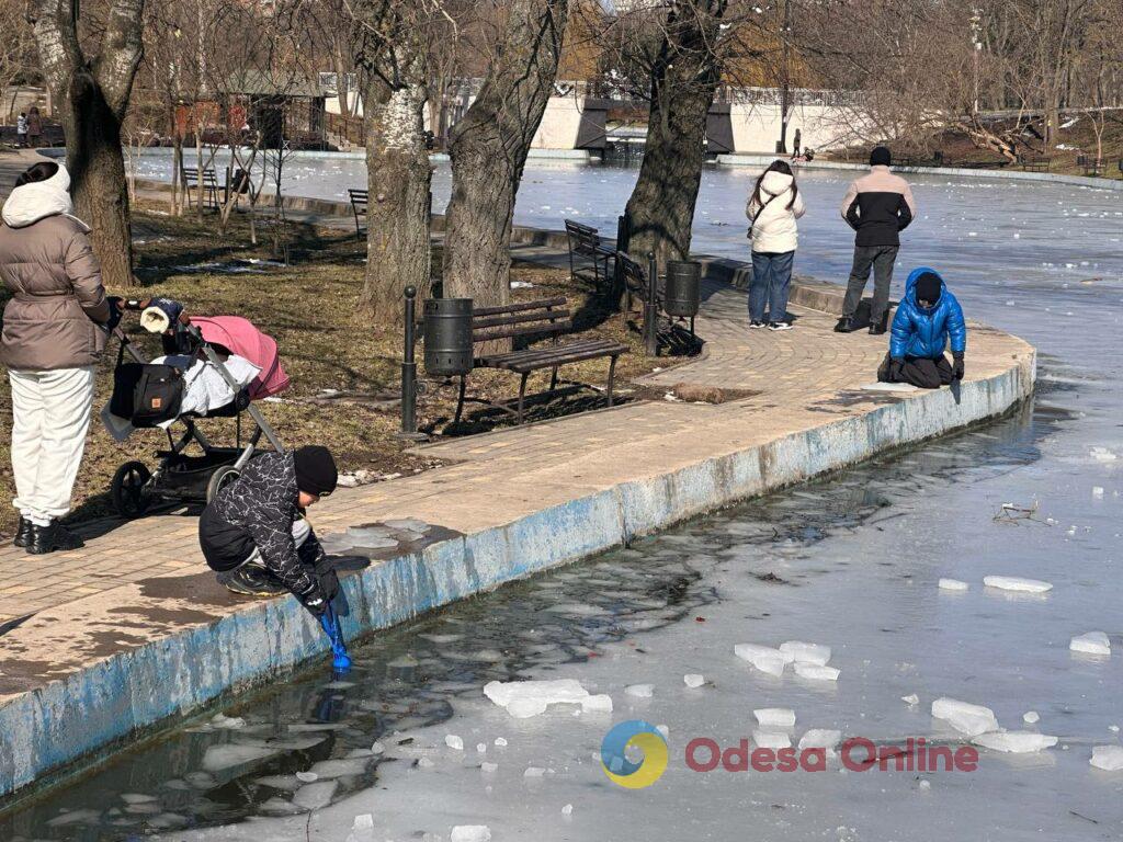 За крок до весни: одесити гуляють біля моря, поки вдома немає світла В шаге от весны: одесситы гуляют у моря, пока дома нет света