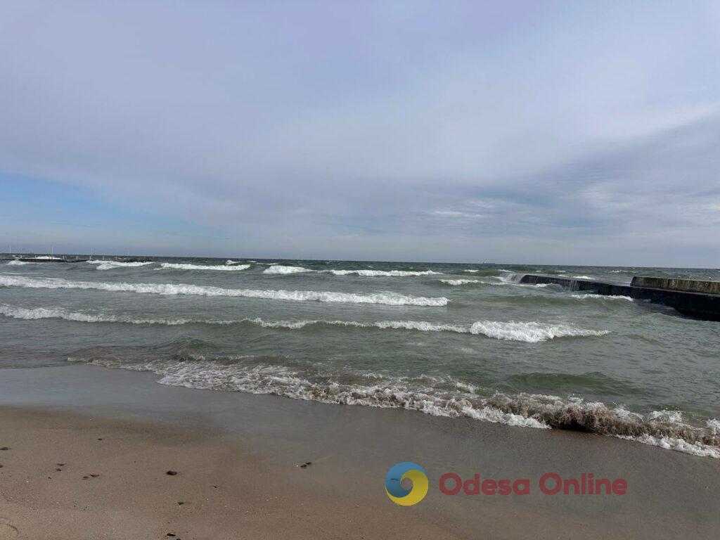 За крок до весни: одесити гуляють біля моря, поки вдома немає світла В шаге от весны: одесситы гуляют у моря, пока дома нет света