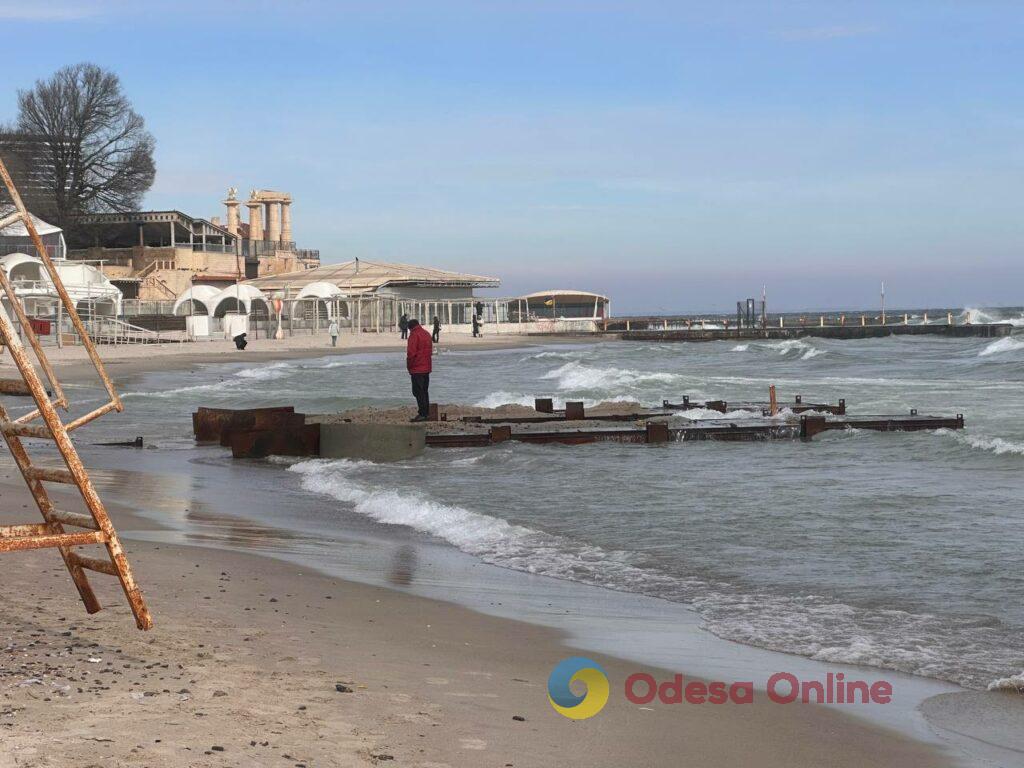 За крок до весни: одесити гуляють біля моря, поки вдома немає світла В шаге от весны: одесситы гуляют у моря, пока дома нет света