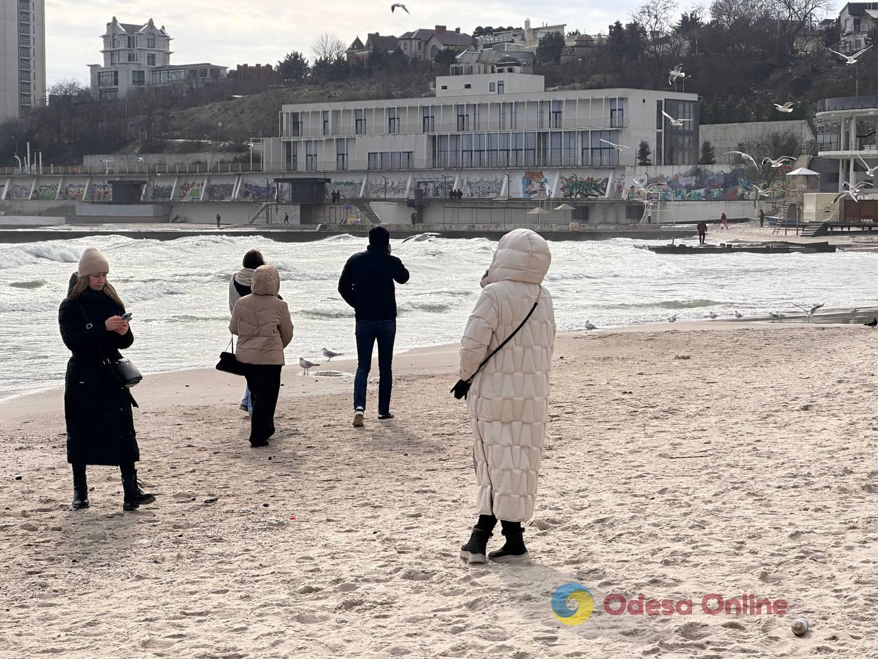 В шаге от весны: одесситы гуляют у моря, пока дома нет света В шаге от весны: одесситы гуляют у моря, пока дома нет света