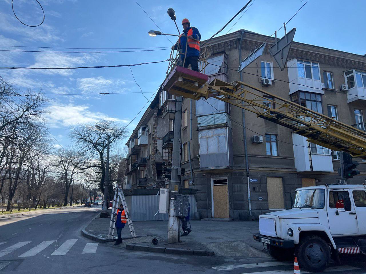 В Одессе восстанавливают светофоры после ДТП и обстрелов