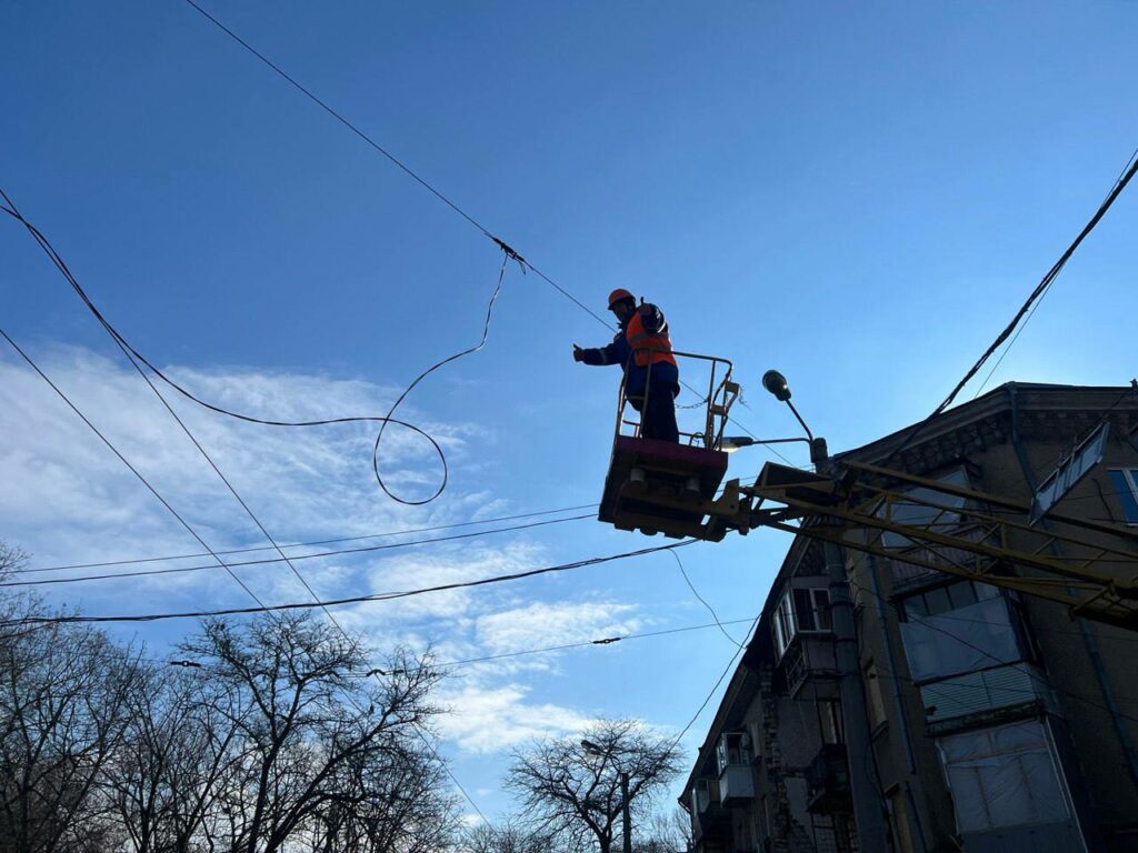 В Одессе восстанавливают светофоры после ДТП и обстрелов