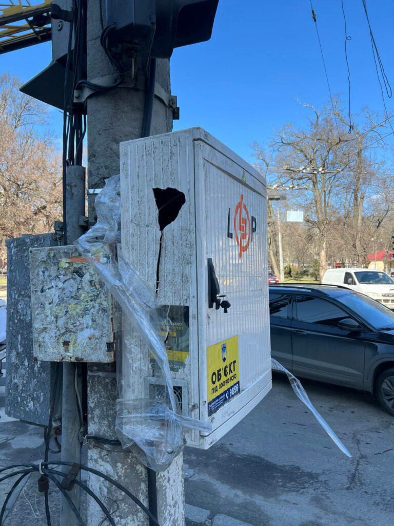 В Одессе восстанавливают светофоры после ДТП и обстрелов