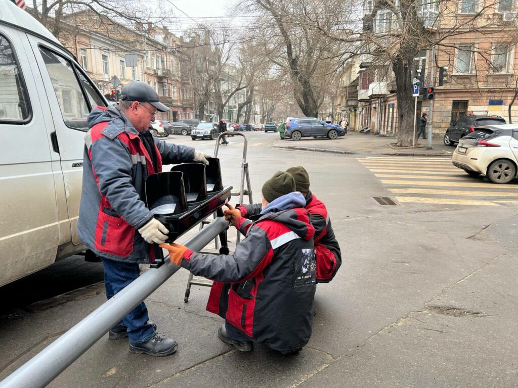 В Одессе восстанавливают светофоры после ДТП и обстрелов