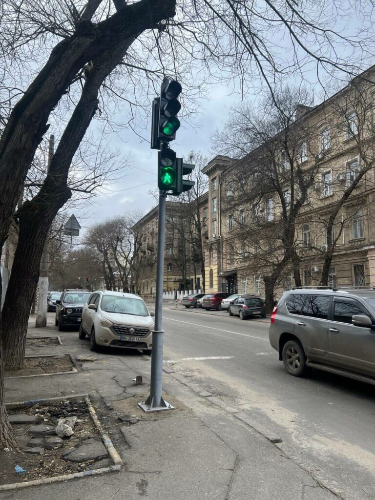 В Одессе восстанавливают светофоры после ДТП и обстрелов