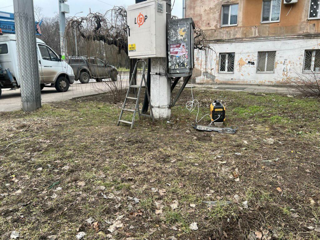 В Одессе восстанавливают светофоры после ДТП и обстрелов