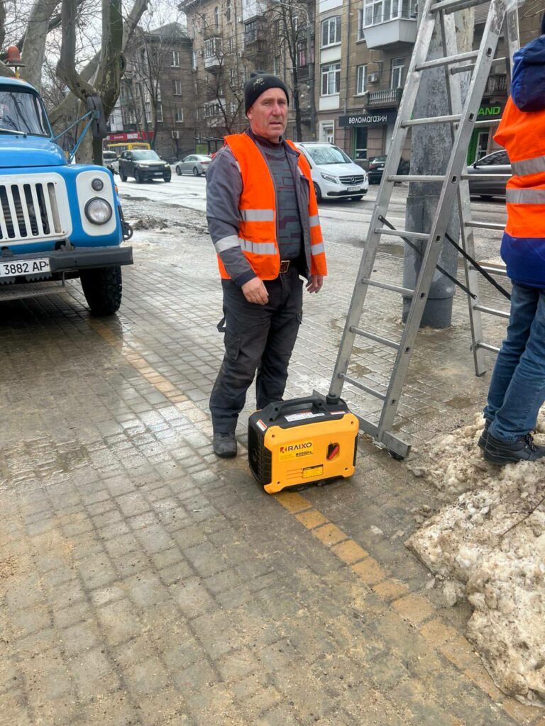 В Одессе восстанавливают светофоры после ДТП и обстрелов