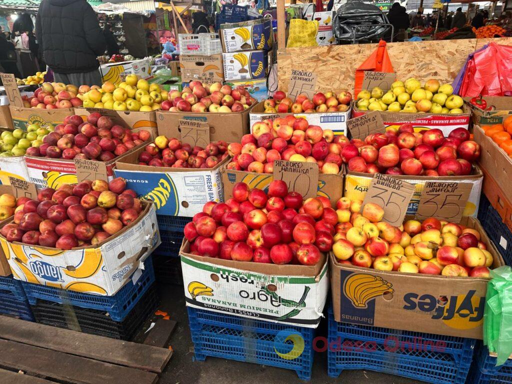 Яйця, ківі та печериці: суботні ціни на одеському «Привозі»