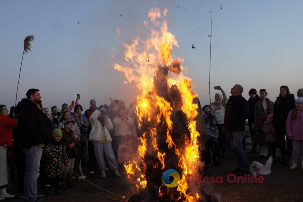 Сожгли чучело и водили хороводы: как одесситы на Куяльнике с зимой прощались