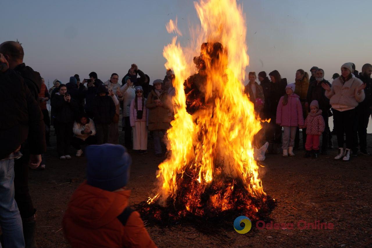 Сожгли чучело и водили хороводы: как одесситы на Куяльнике с зимой прощались
