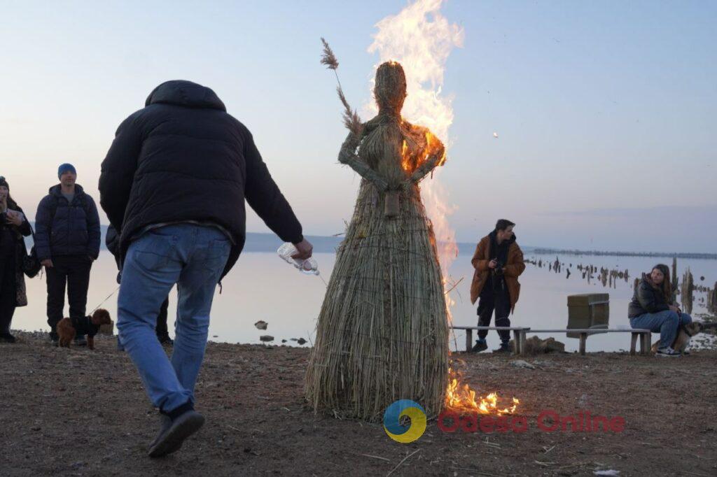 Сожгли чучело и водили хороводы: как одесситы на Куяльнике с зимой прощались