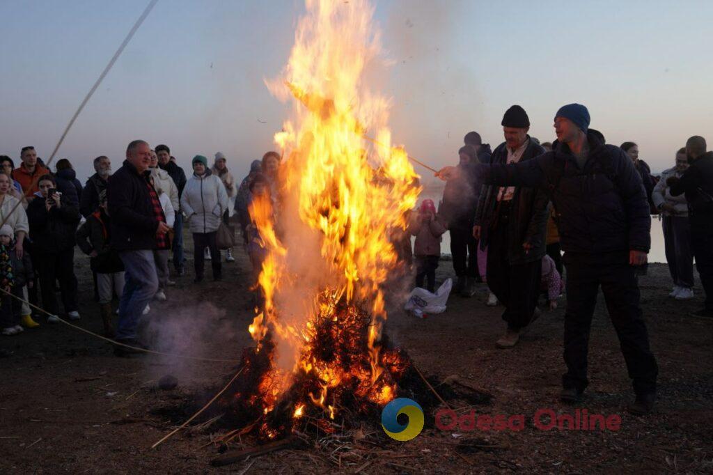Сожгли чучело и водили хороводы: как одесситы на Куяльнике с зимой прощались