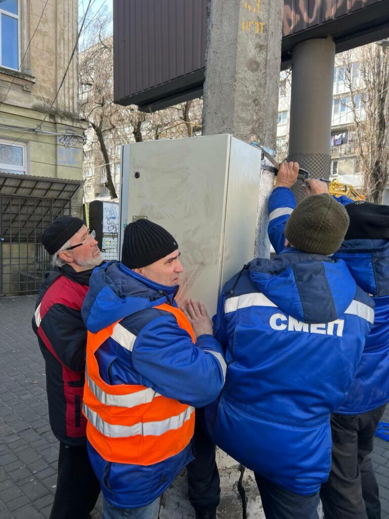 В Одесі відновили роботу світлофора, який зламали вандали В Одесі відновили роботу світлофора, який зламали вандали