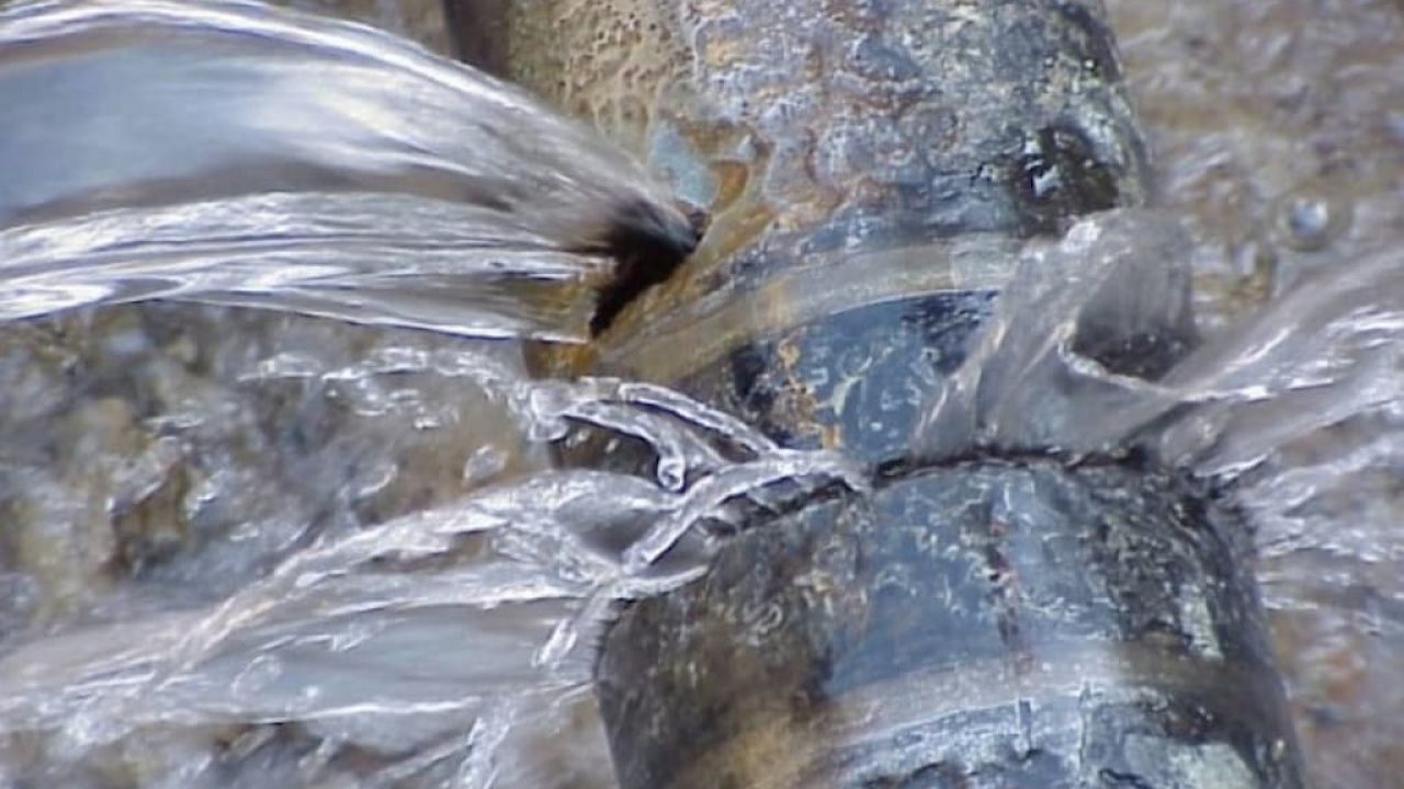 В Одесі на Люстдорфській дорозі стався прорив водопроводу: водіїв попереджають про підтоплення проїжджої частини