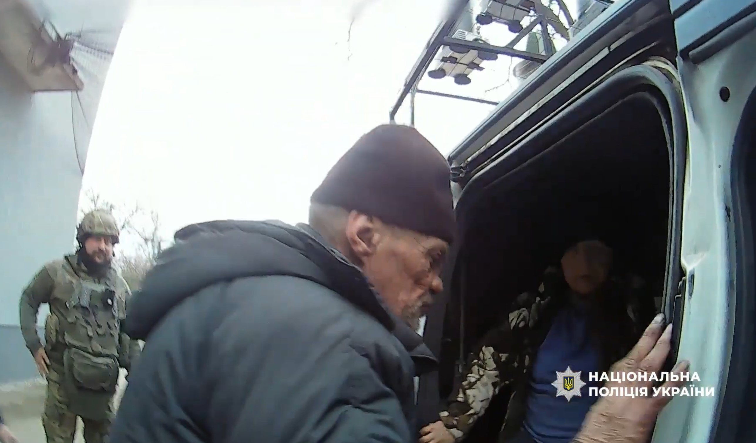 Правоохранители спасли людей и домашнего любимца из разрушенного села в Херсонской области