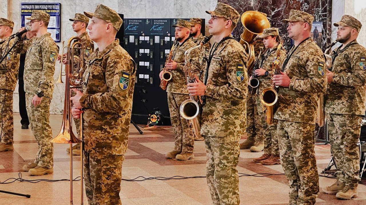 В Одессе на вокзале «Одесса-Главная» выступил военный оркестр ко Дню добровольца