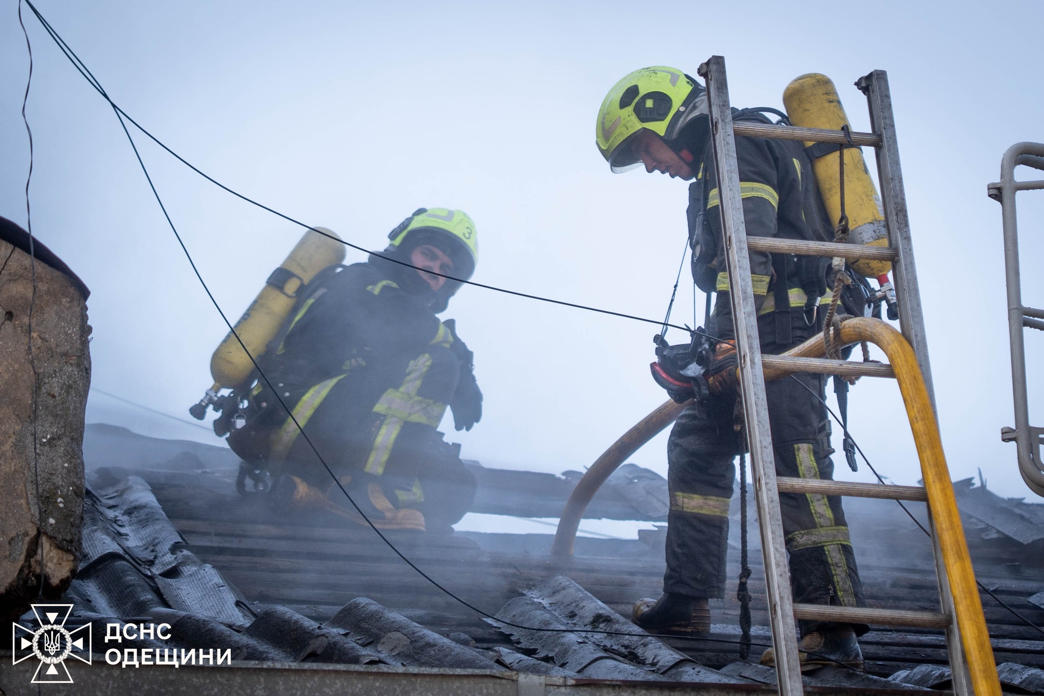 Вогонь охопив 200 квадратних метрів: у центрі Одеси гасили пожежу (фото, відео)