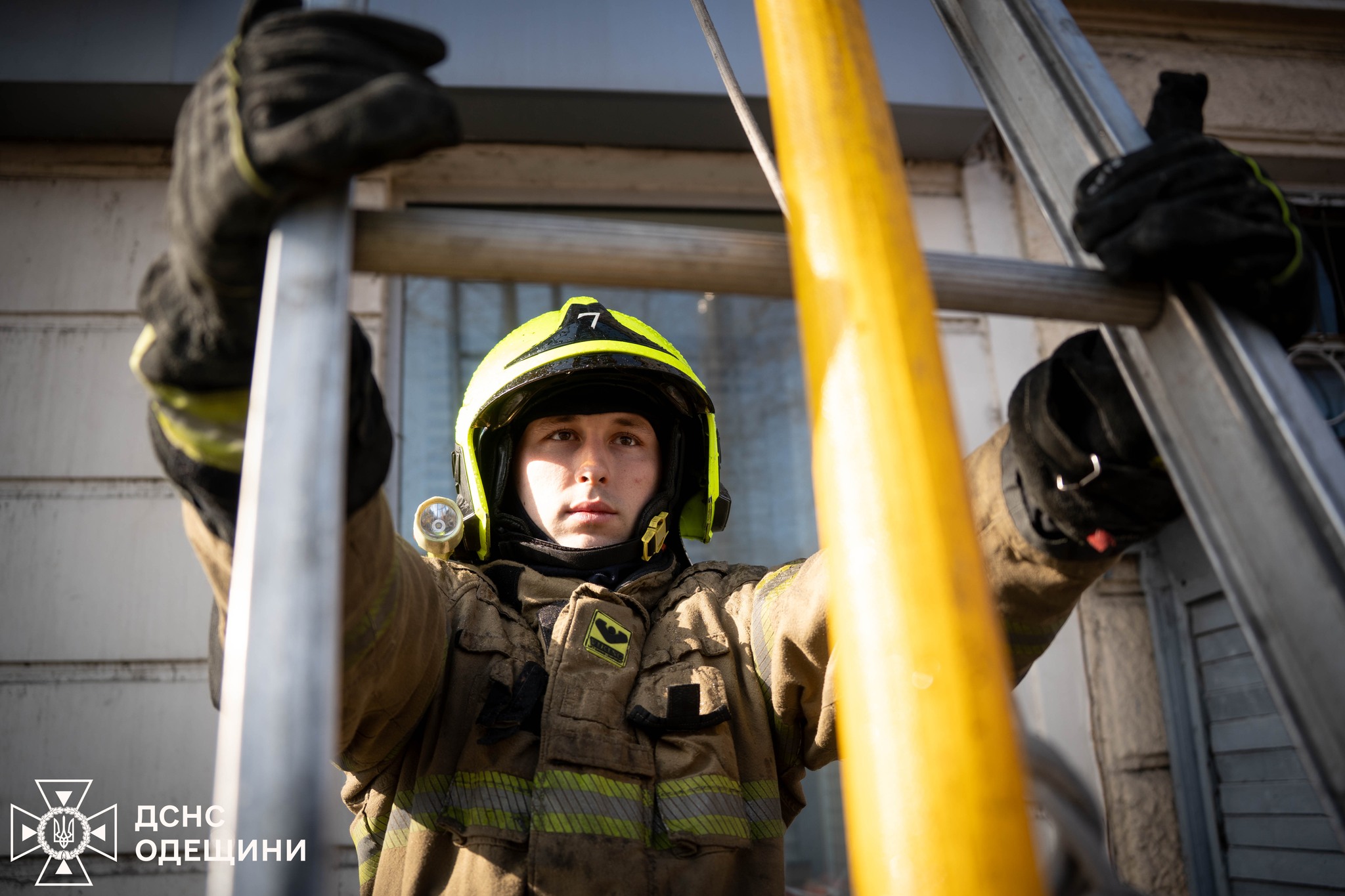 Вогонь охопив 200 квадратних метрів: у центрі Одеси гасили пожежу (фото, відео)