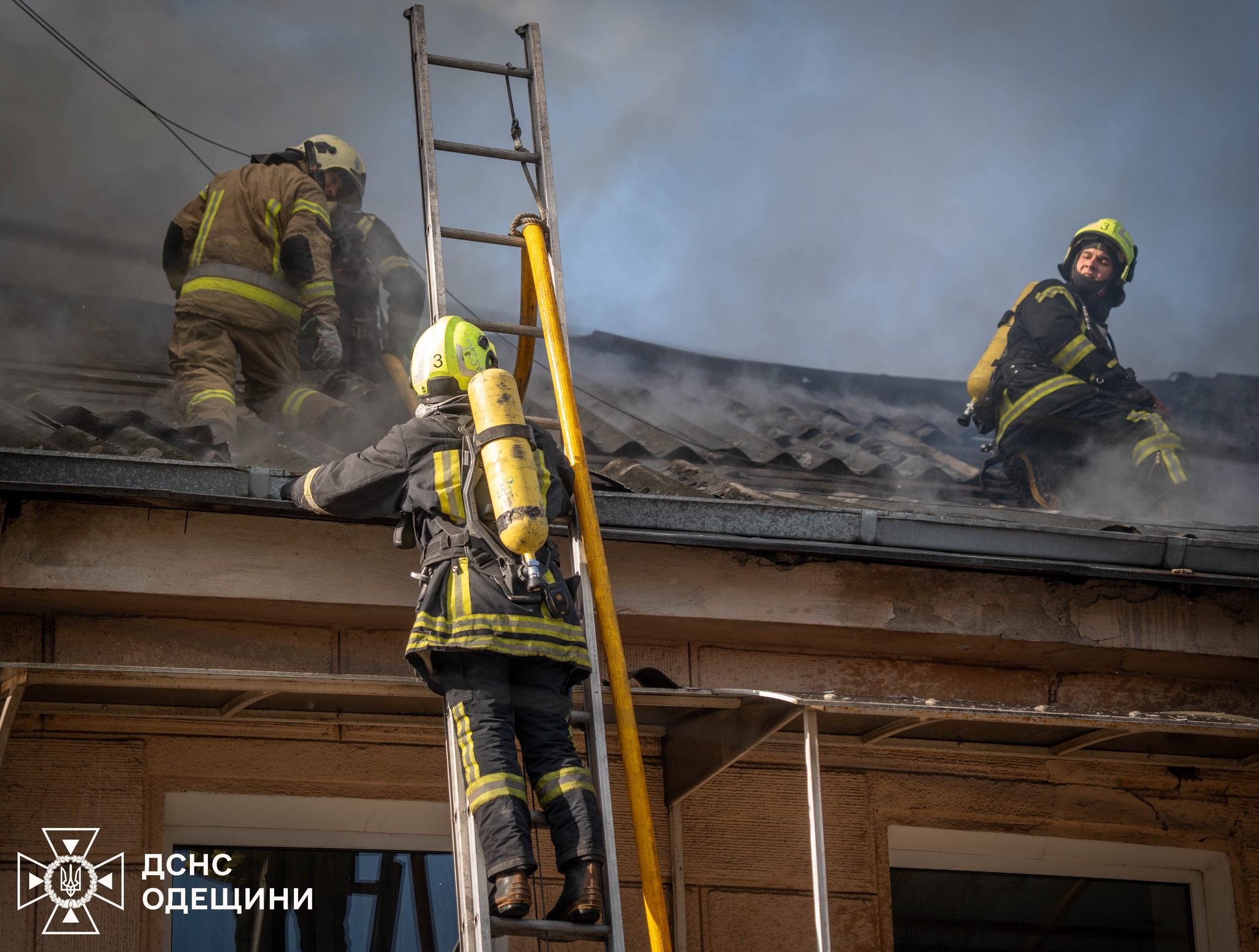 Вогонь охопив 200 квадратних метрів: у центрі Одеси гасили пожежу (фото, відео)