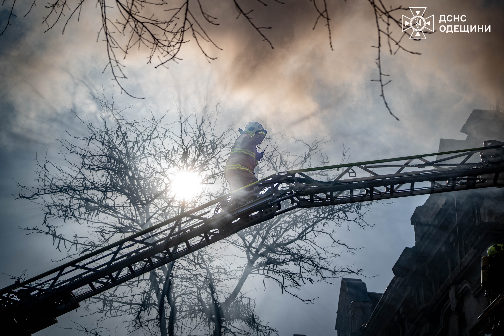 Вогонь охопив 200 квадратних метрів: у центрі Одеси гасили пожежу (фото, відео)