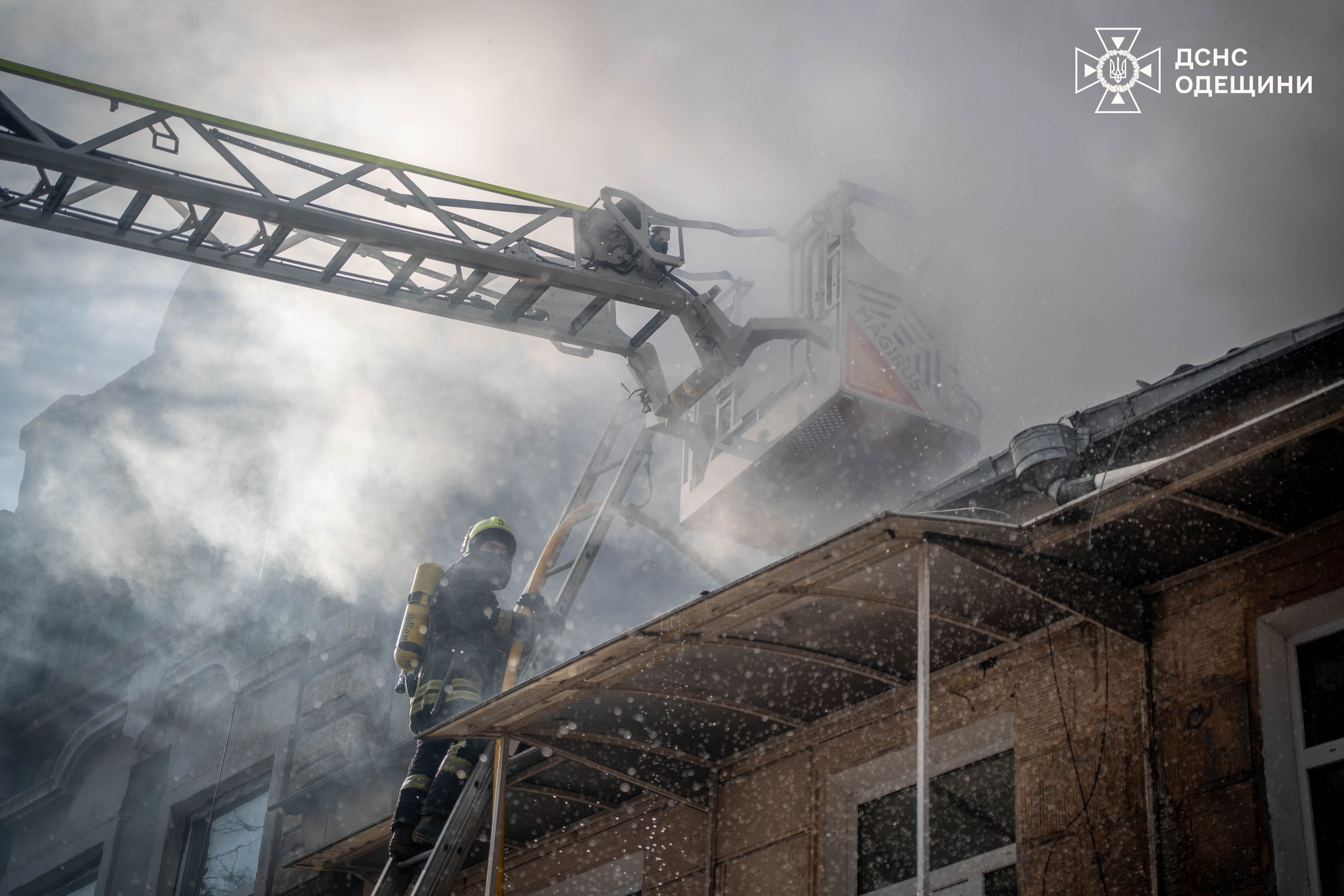 Вогонь охопив 200 квадратних метрів: у центрі Одеси гасили пожежу (фото, відео)