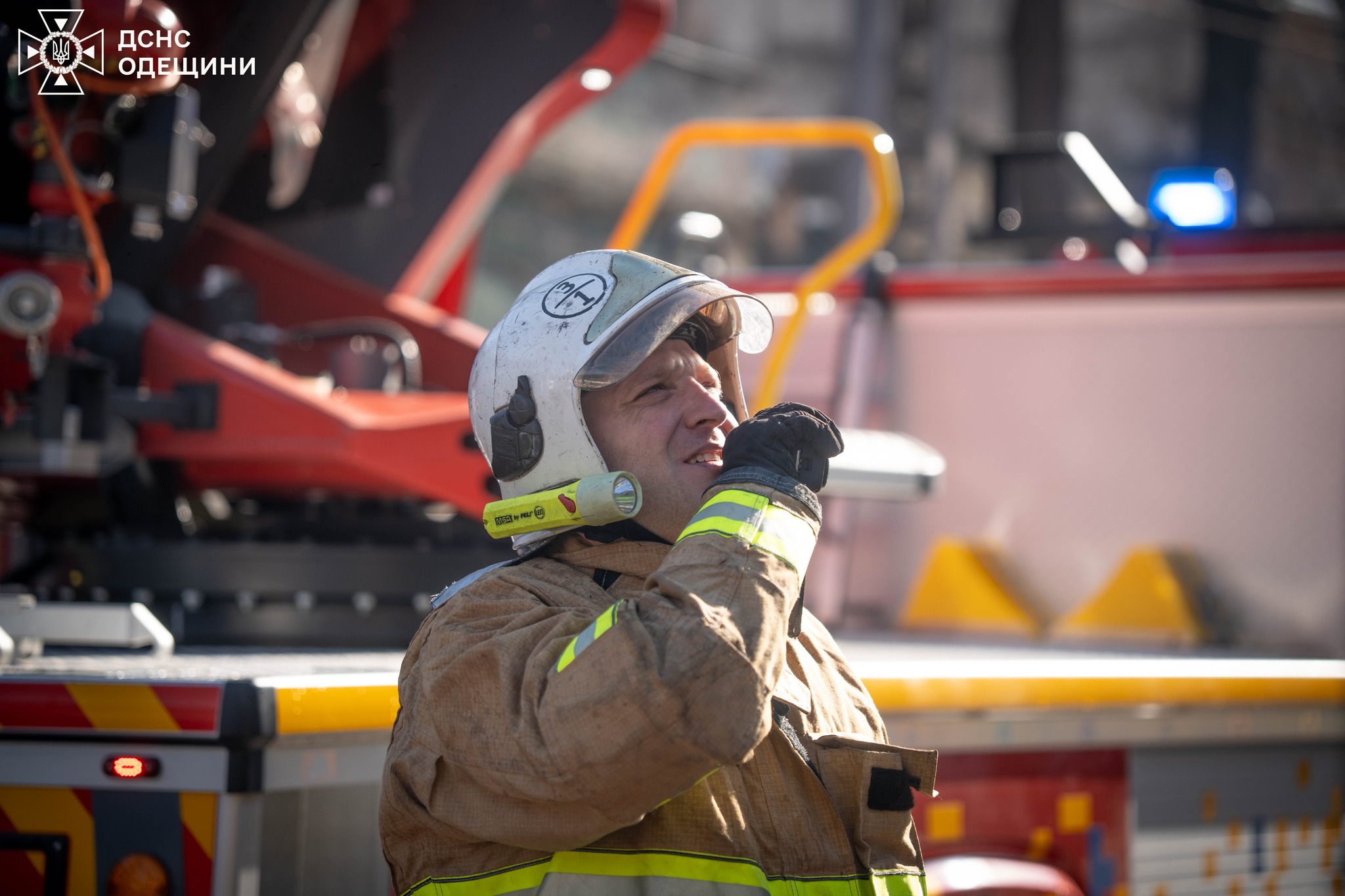 Вогонь охопив 200 квадратних метрів: у центрі Одеси гасили пожежу (фото, відео)