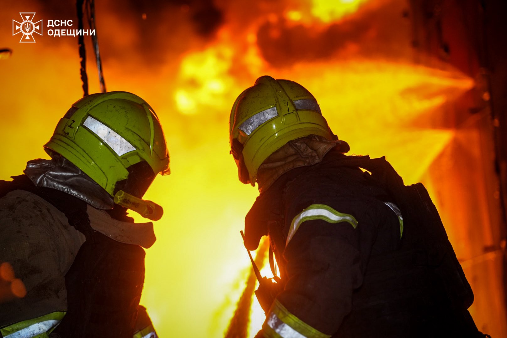 Вночі РФ атакувала Одесу та область: на території портової інфраструктури спалахнули масштабні пожежі (фото)