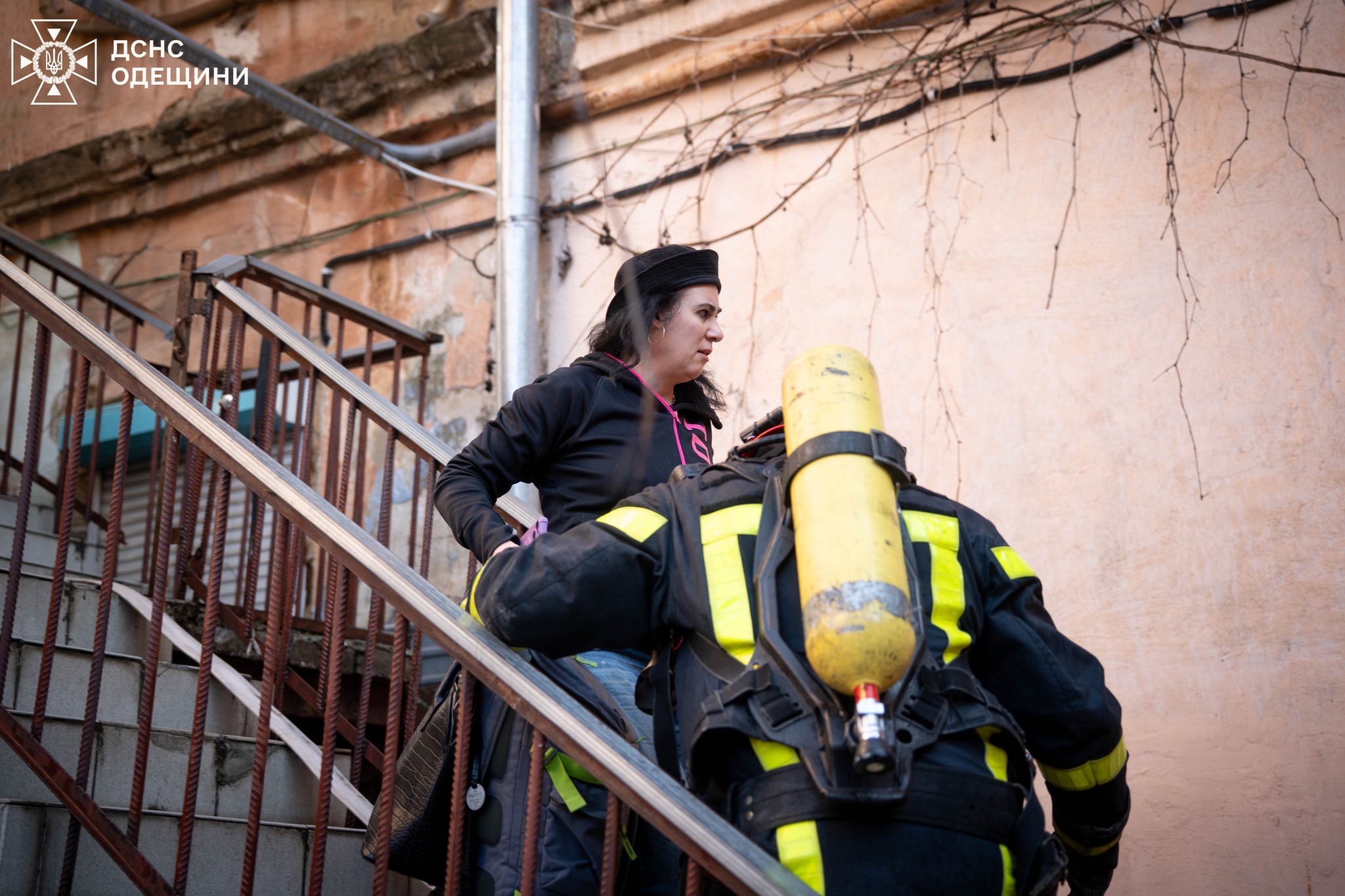 Вогонь охопив 200 квадратних метрів: у центрі Одеси гасили пожежу (фото, відео)