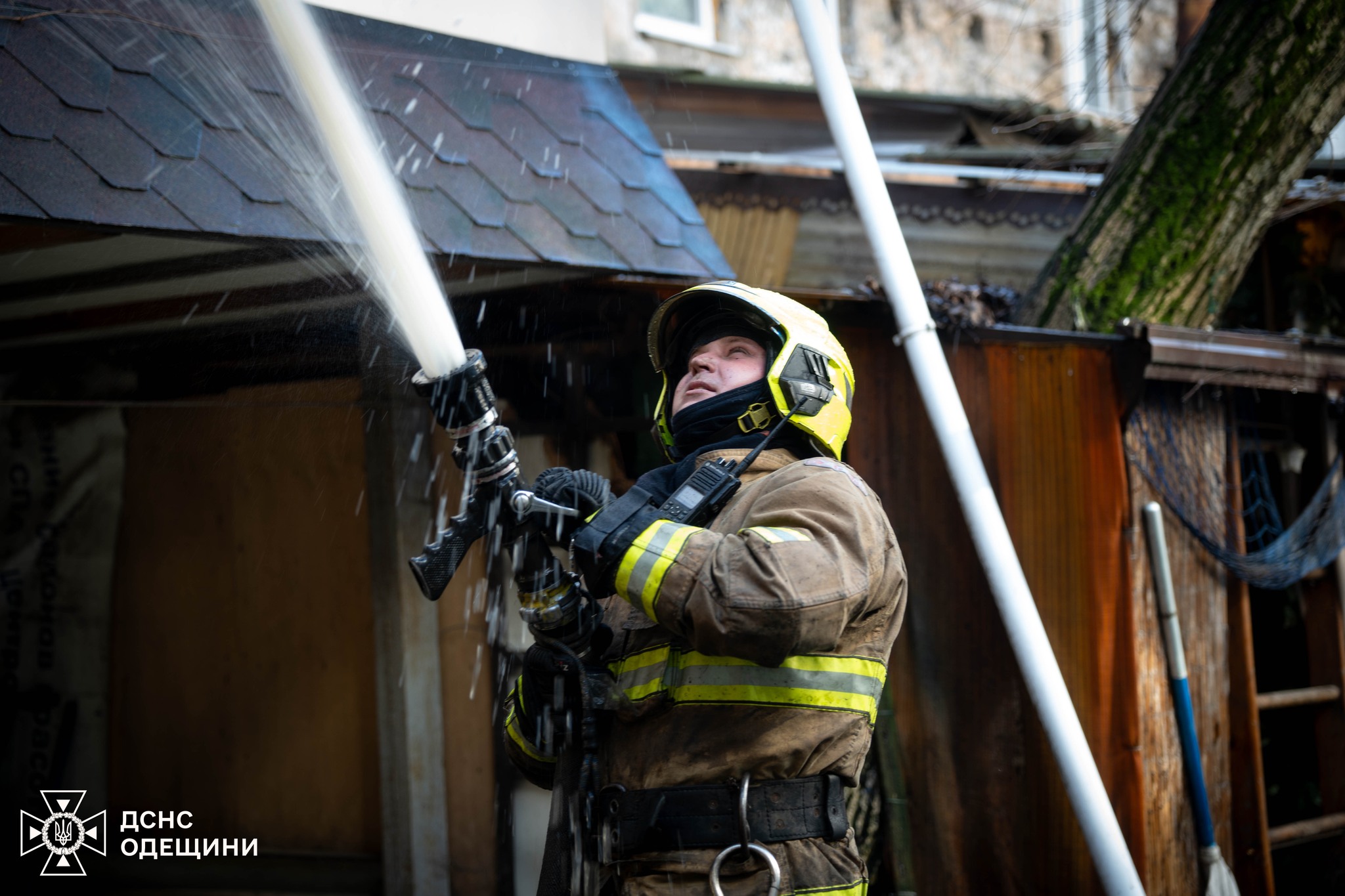 Вогонь охопив 200 квадратних метрів: у центрі Одеси гасили пожежу (фото, відео)