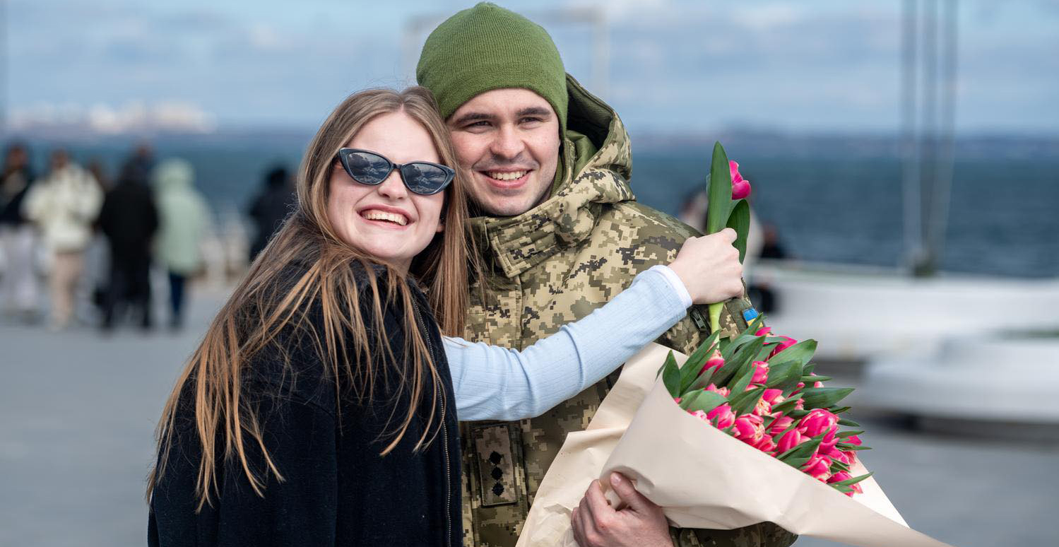 В Одесі прикордонники привітали жінок на узбережжі з 8 березня В Одесі прикордонники привітали жінок на узбережжі з 8 березня