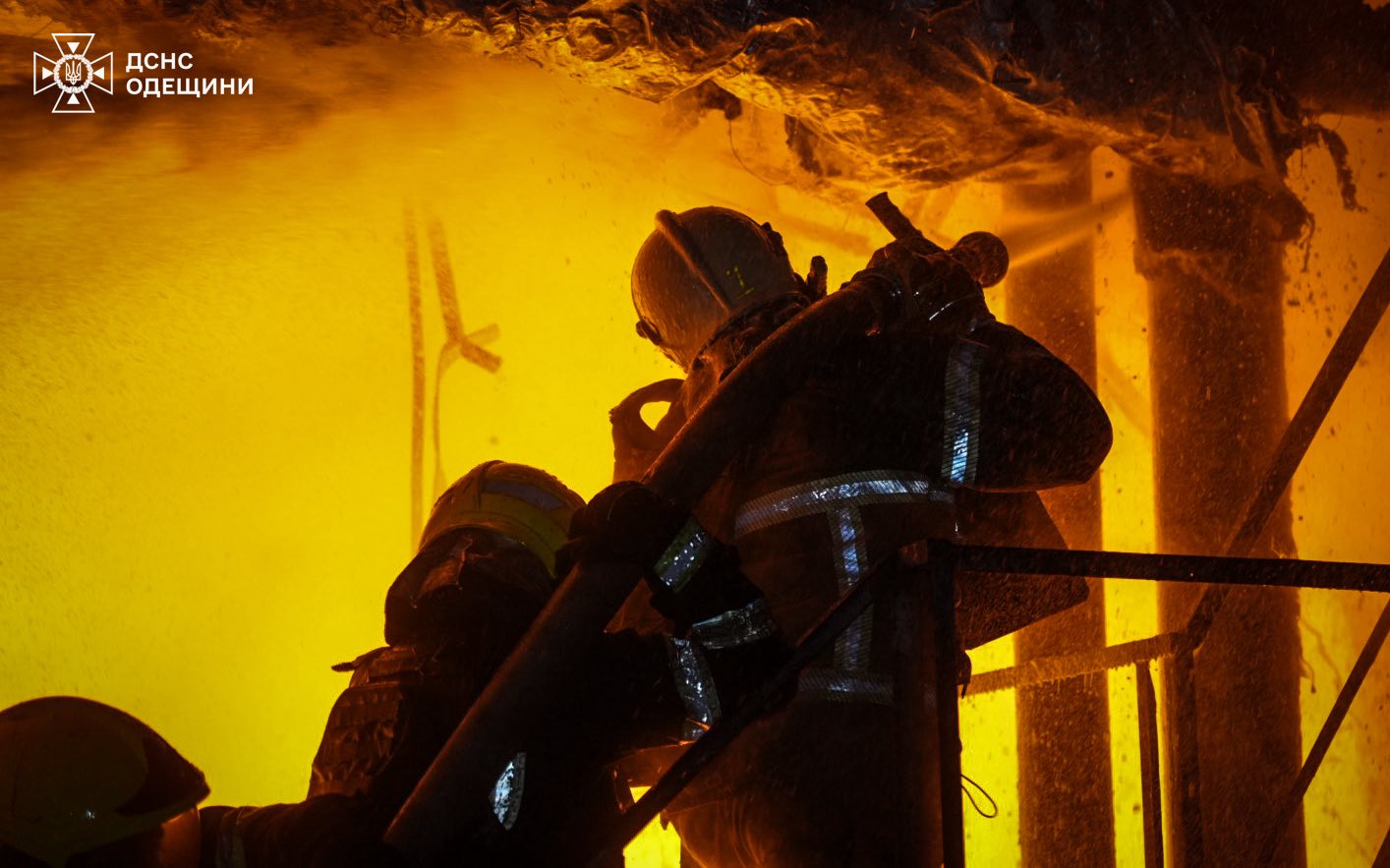 Вночі РФ атакувала Одесу та область: на території портової інфраструктури спалахнули масштабні пожежі (фото)