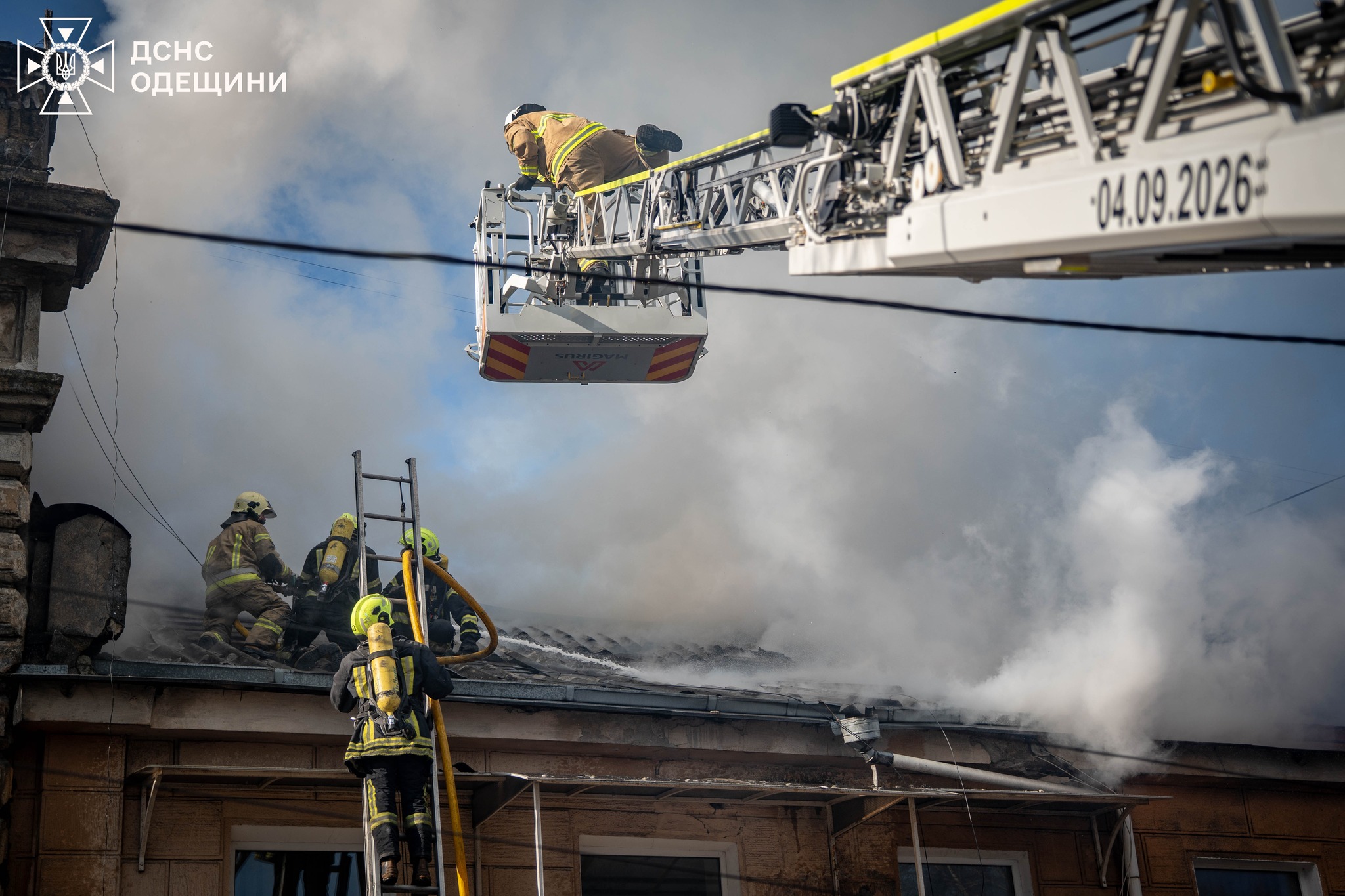 Вогонь охопив 200 квадратних метрів: у центрі Одеси гасили пожежу (фото, відео)
