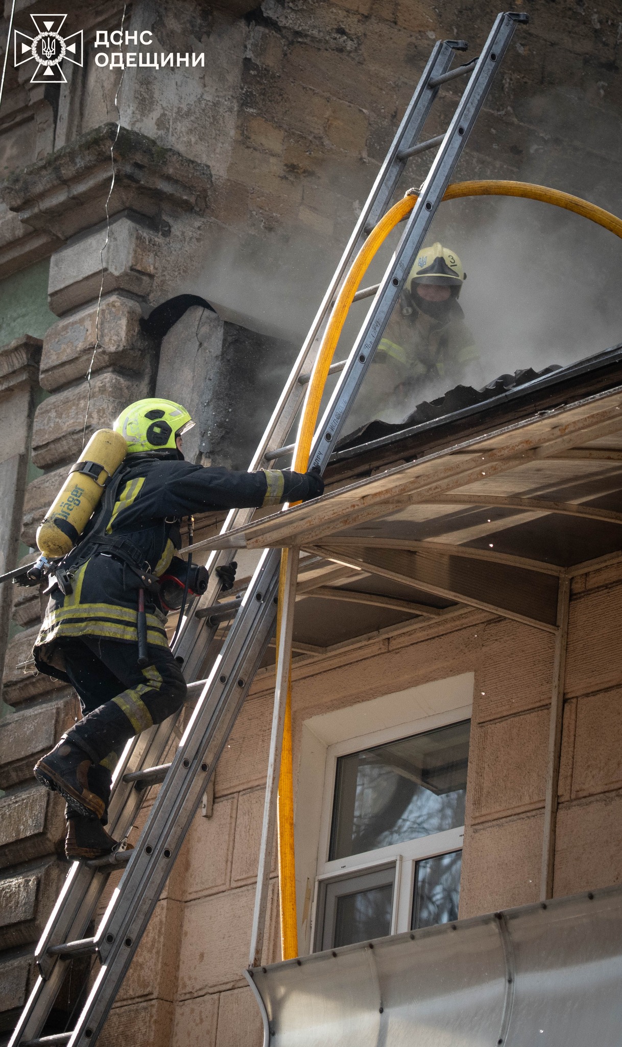 Вогонь охопив 200 квадратних метрів: у центрі Одеси гасили пожежу (фото, відео)