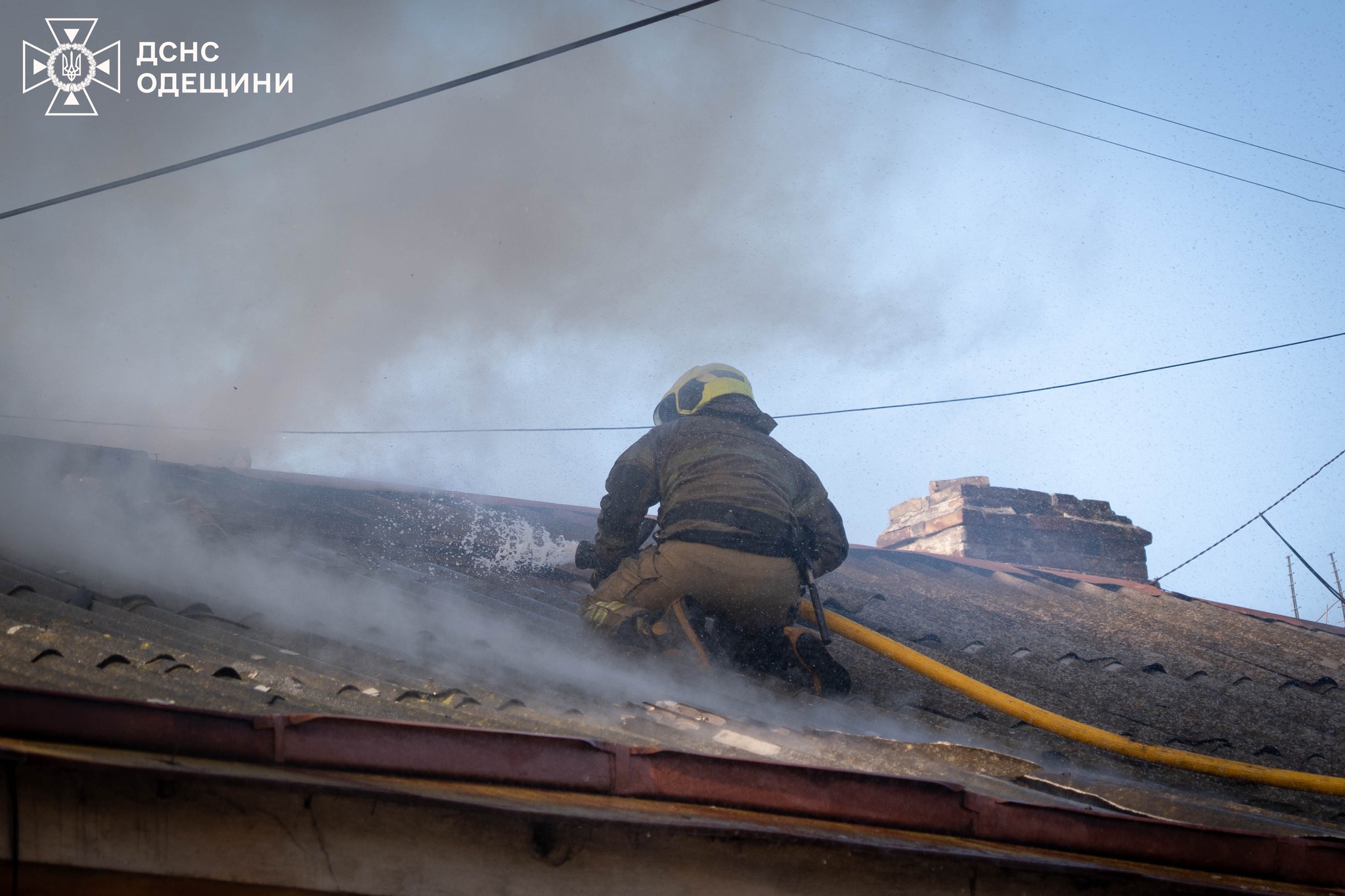 Вогонь охопив 200 квадратних метрів: у центрі Одеси гасили пожежу (фото, відео)